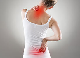 Frau mit Schmerzen in Nacken und unterem Rücken